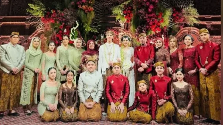 Selebritas Hadiri Resepsi Pernikahan El Rumi Syifa