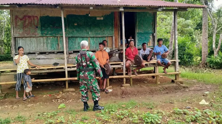 Babinsa Perkuat Kamtibmas lewat Komsos Bersama Warga Desa