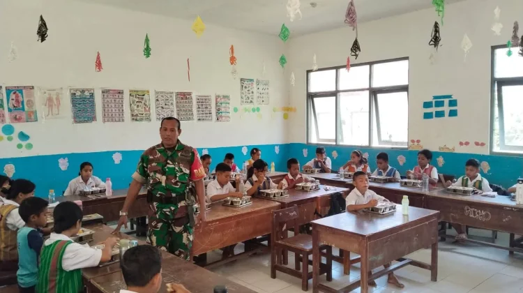 Babinsa Pantau Penyaluran MBG di SDN Lapale