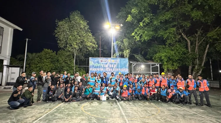 Maknai Hari Buruh, Puluhan Teknisi PLN Bangun Listrik Desa di Sumba