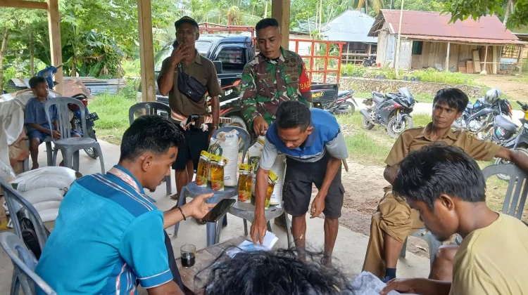 Babinsa Dampingi Penyaluran Bantuan Pangan di Harona Kalla