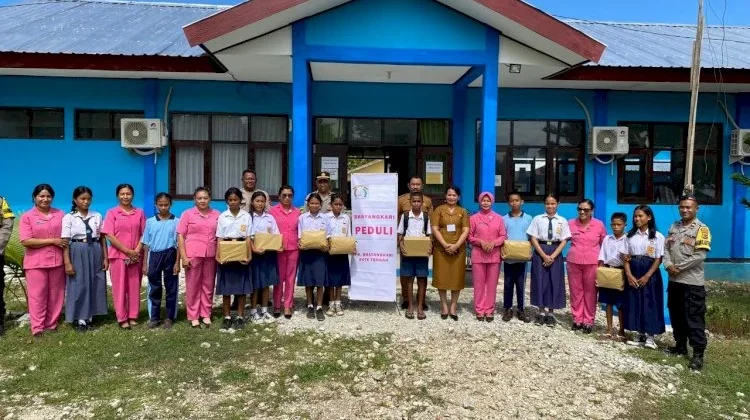 Bhayangkari Rote Tengah Salurkan Bantuan Pendidikan