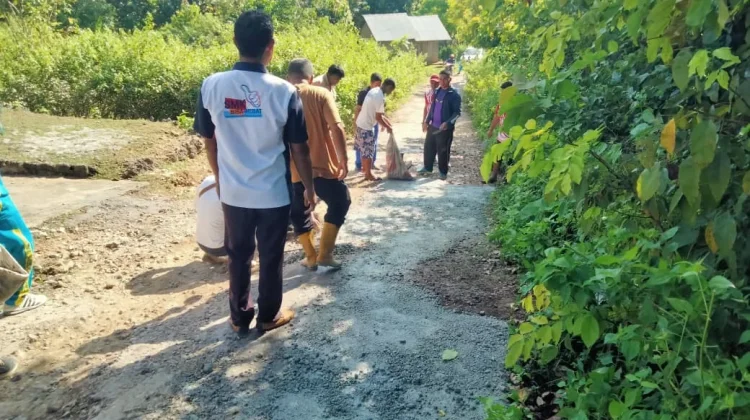 Kepala SMK Pantai Baru Pimpin Gotong Royong Perbaikan Jalan Rusak
