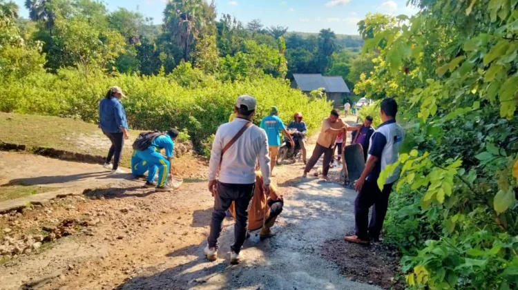 Gotong Royong, SMK Pantai Baru Perbaiki Akses Jalan Rusak menuju Sekolah