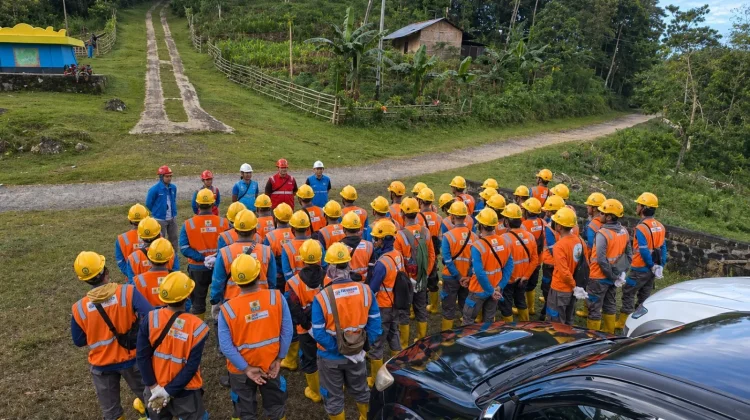 56 Personel PLN Jawa Barat Hadir di NTT Perkuat Listrik Desa SBD