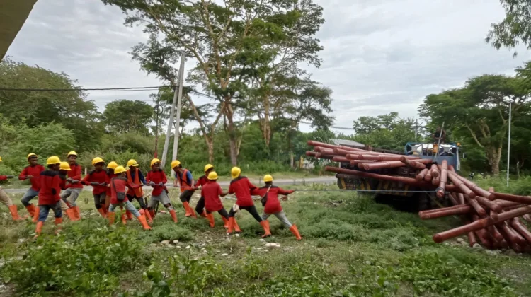 Sambut Hari Buruh, PLN Terangi Dusun Trans Halituku di Garda Terdepan NKRI
