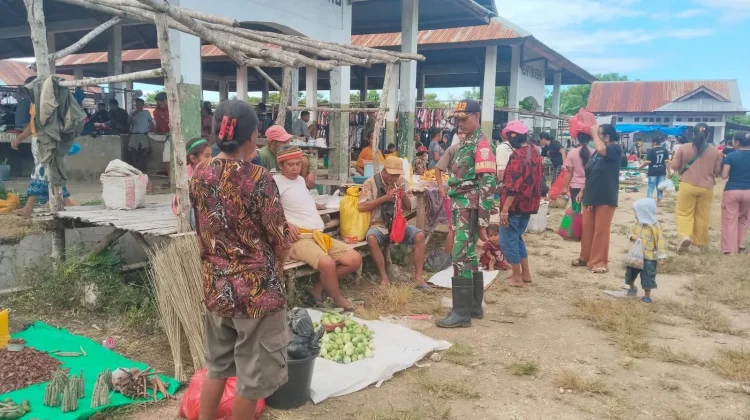 Babinsa Hadir  Lakukan Pemantauan Kondisi di Pasar