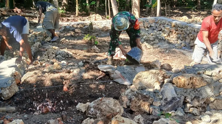 Babinsa Bantu Buat Pondasi RumahBagian Kemanunggalan TNI dan Rakyat Laboya Barat