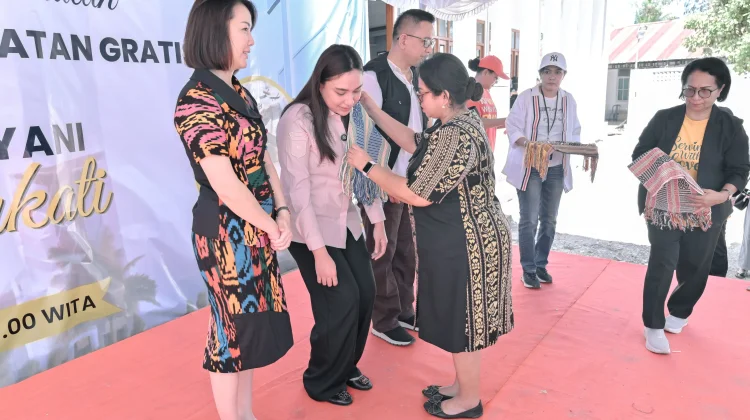Jemaat GMIT Kota Baru  Bhakti Sosial Pengobatan Gratis