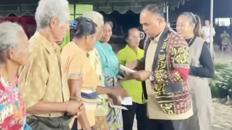 Rayakan HUT ke-43, Simson Polin Salurkan Bantuan serta Dukung GMIT Rote Ndao