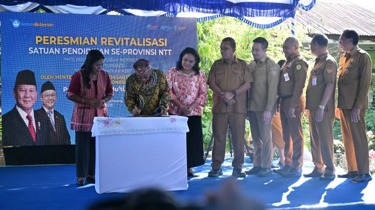 Mendikdasmen Lakukan Penandatanganan Prasasti Peresmian Revitalisasi Sekolah