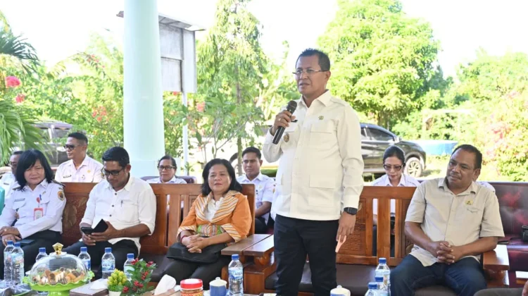 Bupati Kupang Serahkan Alsintan Modern untuk Kelompok Tani