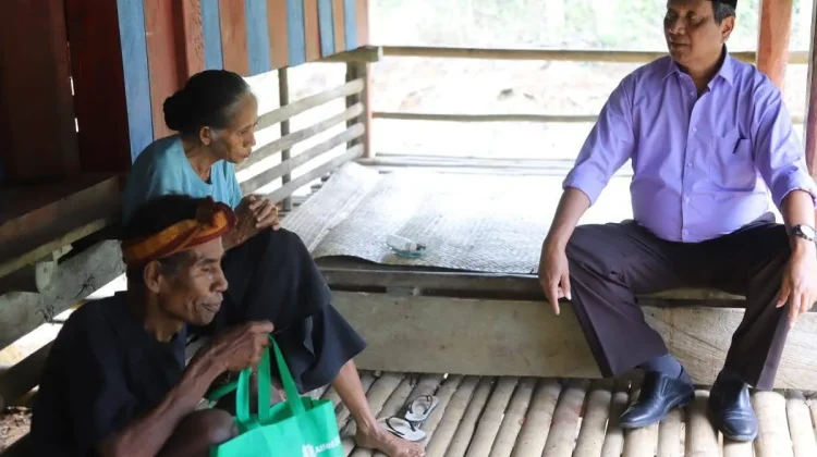 Wabup Sumba tengah Tinjau Korban Kebakaran Rumah