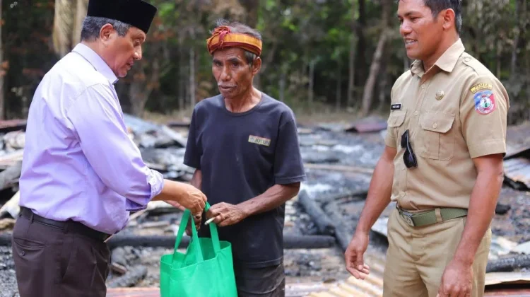 Pemda Sumba tengah Salurkan Bantuan Korban Kebakaran Tanamodu