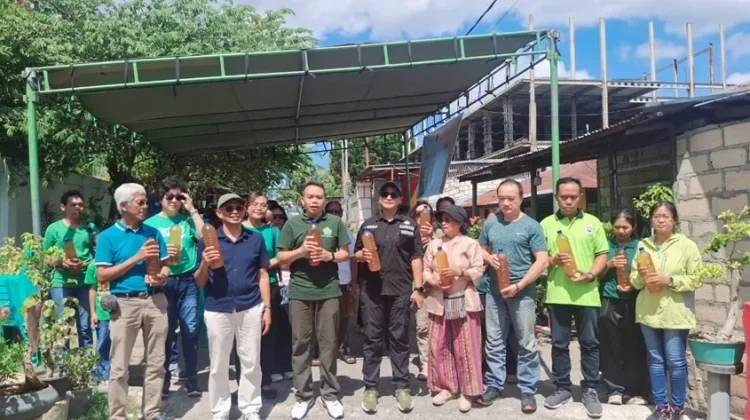Umat Buddha Kota Kupang  Aksi Tuang Eco Enzyme