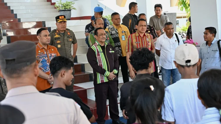 Sekretars Daerah  Kota Kupang Temui Massa Aksi LMND