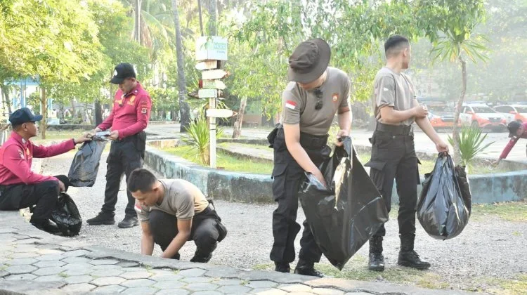Polda NTT Gelar Bhakti Sosial di Kawasan Pantai Lasiana