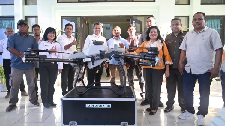 Pemkab Kupang Serahkan Alsintan untuk Petani
