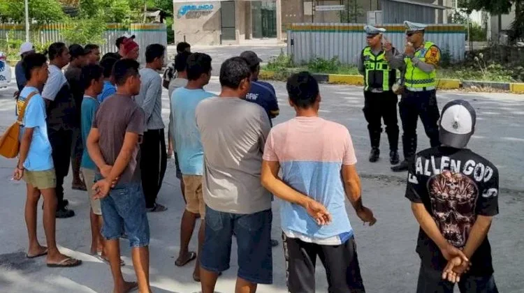Satlantas Sumba Timur Berikan Edukasi Bagi Sopir Batu Bara Demi Keselamatan