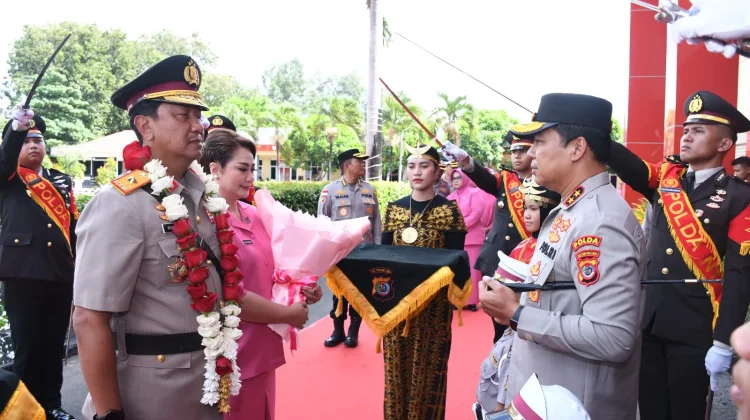 Kapolda NTT Pimpin Tradisi Pedang Pora Pelepasan Brigjen Pol Baskoro Tri Prabowo