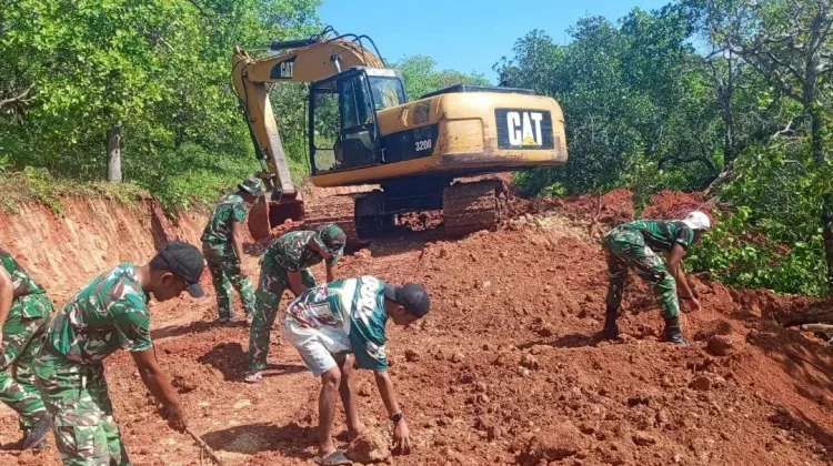 Gotong Royong Satgas TMMD Percepat Pembangunan Jalan Desa Umbu Wangu