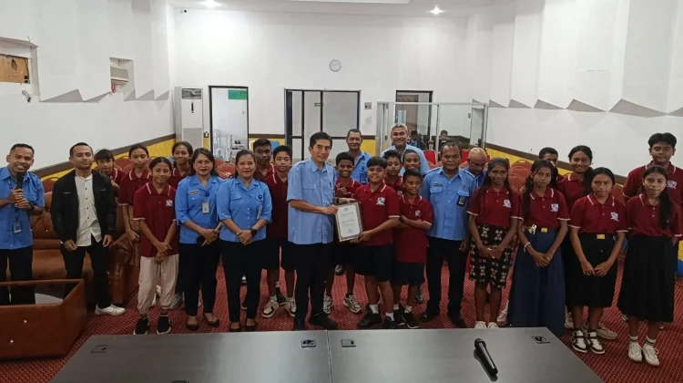 SMP Trinity Elpida Kunjungi RRI Kupang Belajar Penyiaran