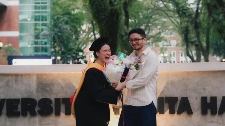 Mawar Eva de Jongh Wisuda