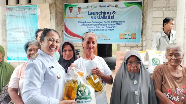 Wakil Bupati Rote Ndao Serahkan Bantuan Pangan
