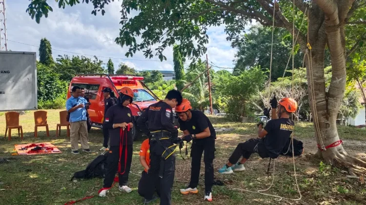 Basarnas Rote Ndao Latih Teknik Penyelamatan Medan Terjal