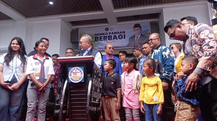 Siswi SMK Asal So’e Bahagia Terima Hadiah Tablet dari Menko Pangan