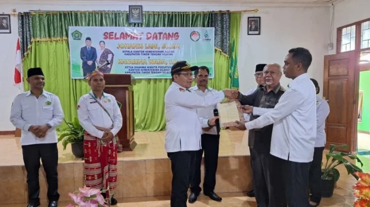 SMAK Kayape Tuapakas SMTK Imanuel Oebaki Terima SK