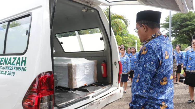 Jenazah Almarhum Kepala Dinas PMD Alexander Koroh, Disambut Prosesi Kehormatan