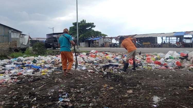 Aroma Sampah Ganggu Pedagang dan Pengunjung Kawasan Oesapa