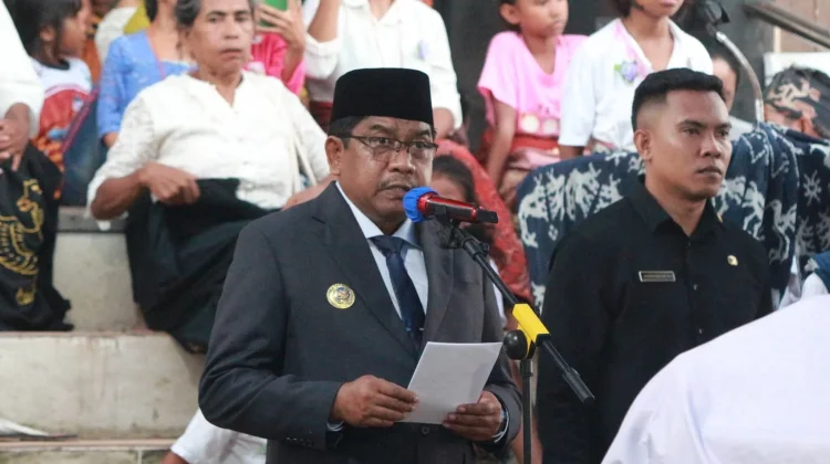 Bupati Sumba Timur Pimpin Pemakaman Kedinasan Lukas Mbadi Kaborang