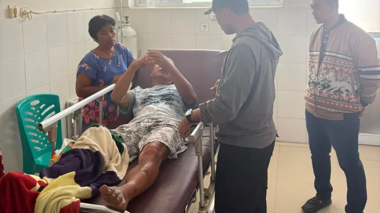 Kapolres Sumba Timur Tinjau Korban Kecelakaan Mobil di Matawai