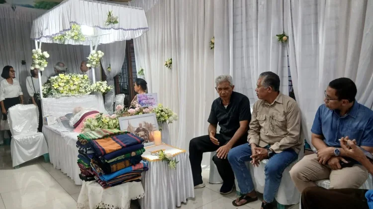 Wakil Bupati Sumba Barat Melayat ke Rumah Duka Istri Mantan Bupati Sumba Barat