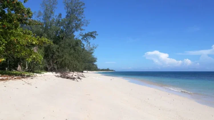 Pantai Puru Kambera di Kabupaten Sumba Timur, Provinsi Nusa Tenggara Timur