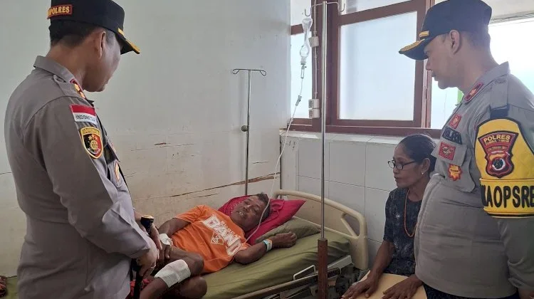 Kapolres Sumba Timur Hadir,Jenguk Korban Kecelakaan dan Berikan Dukungan Moril