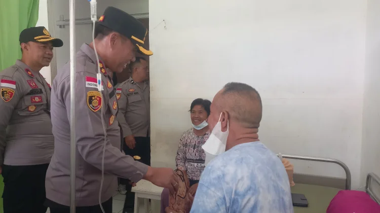 Kepedulian Kapolres Sumba Timur Hadir Bagi Korban Kecelakaan