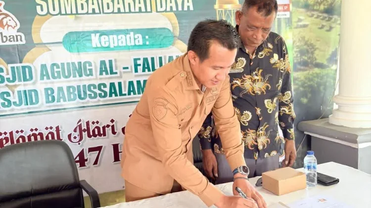 Wabup SBD Serahkan Bantuan Kurban Wujudkan Toleransi Umat