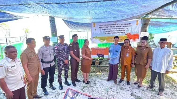 Wakil Bupati Rote Ndao Serahkan Hewan Kurban