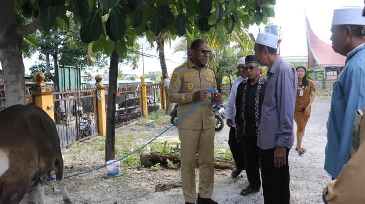 Serahkan Bantuan Hewan Kurban di Masjid Al-Muhajirin Oebufu, Wagub NTT: Solidaritas