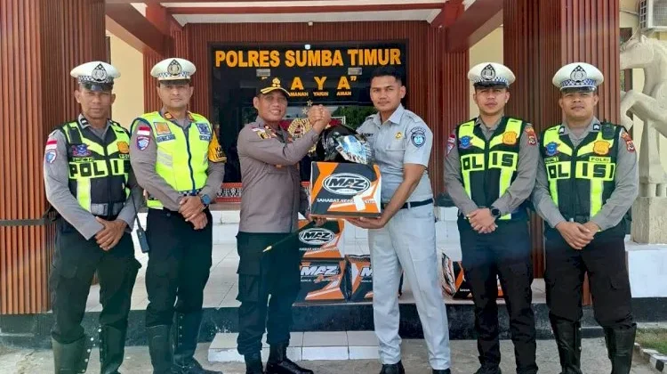 Jasa Raharja Waingapu Serahkan Helm SNI untuk Polres Sumba Timur