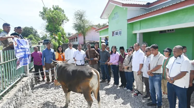 Bupati Kupang Serahkan 4 Hewan Kurban di Beberapa Masjid
