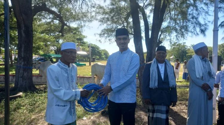 Dandim 1601/Sumba Timur Serahkan Hewan Kurban pada Iduladha 1447 Hijriah