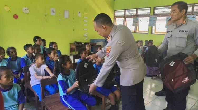 Siswa-Siswi SDK wukur Dapat Bantuan Perlengkapan Sekolah