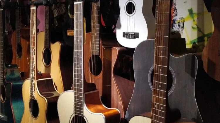 Cara Memilih Gitar Akustik yang Tepat untuk Pemula: Dari Bahan hingga Ukuran