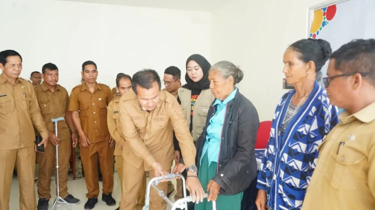 Pemkab SBD Salurkan Bantuan Kesehatan kepada Lansia