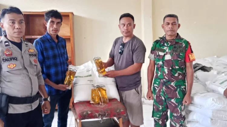 Babinsa Tabundung Dampingi Penyaluran Bansos  di Desa Waikanabu
