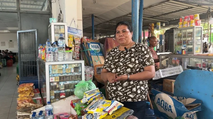 Dua Dekade Mama Meri Bertahan Berjualan di Pelabuhan